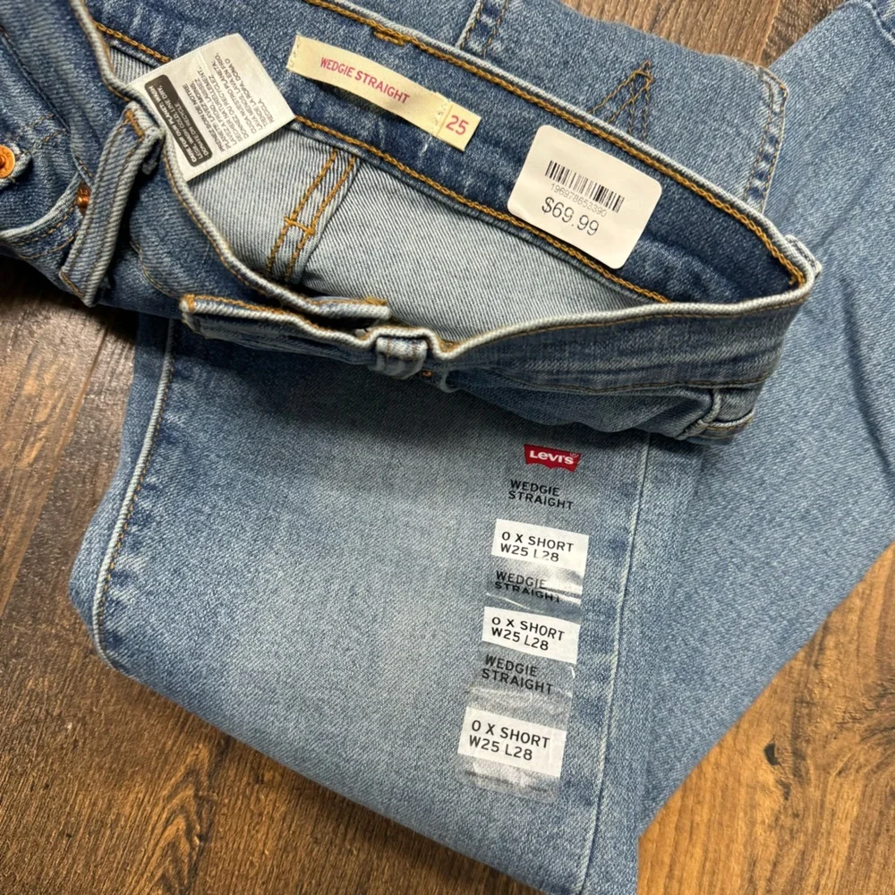 Levi's Women's High-Rise Wedgie
Straight Cropped Jeans-25x28 - Picture 4 of 6